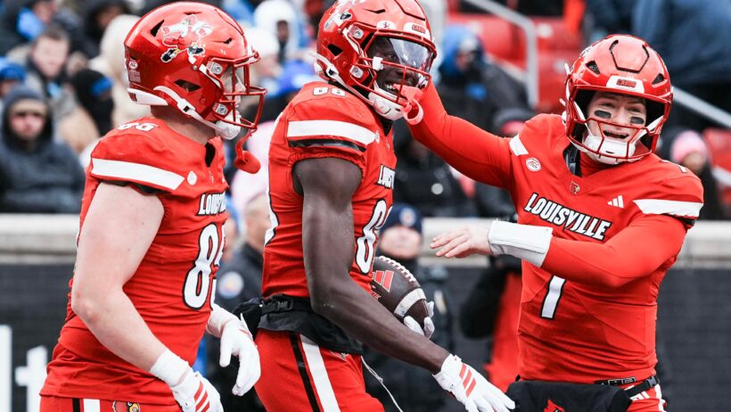 Miller Moss celebrates a TD with his Louisville teammates.