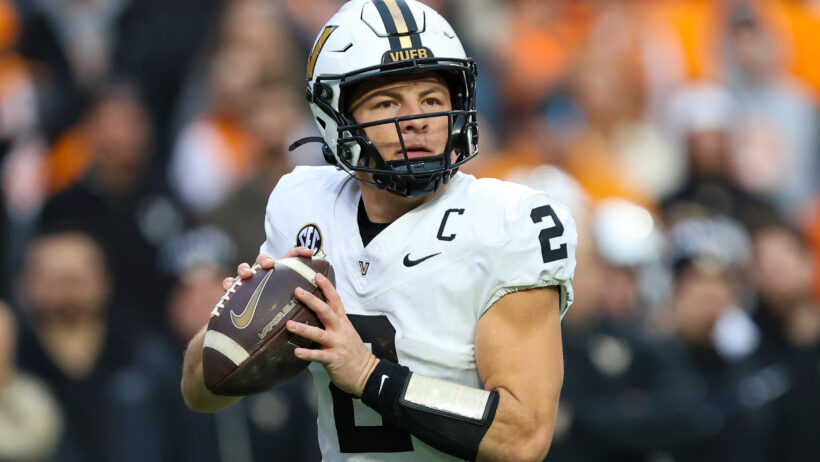 Diego Pavia throwing football