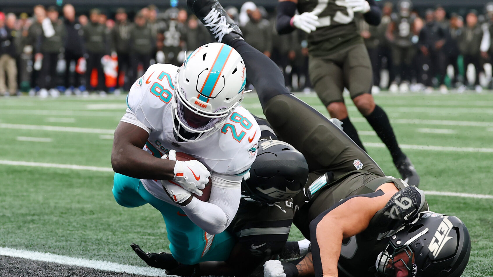 Miami Dolphins running back De'Von Achane scoring a TD against the Pittsburgh Steelers
