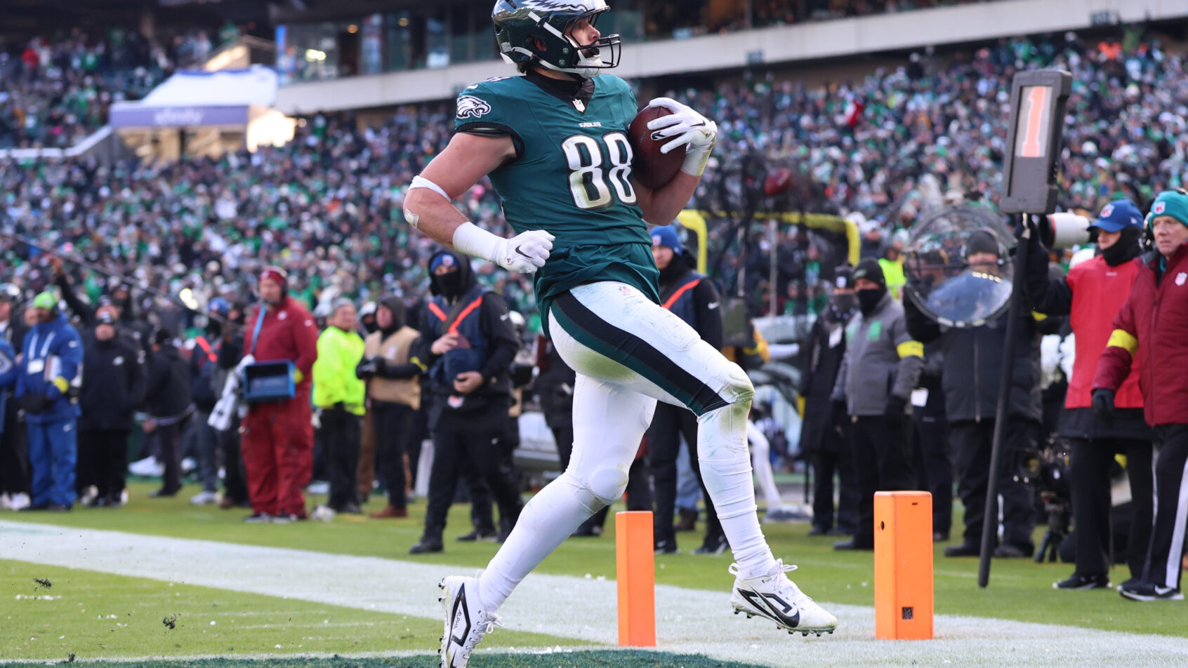 Dallas Goedert scores a touchdown