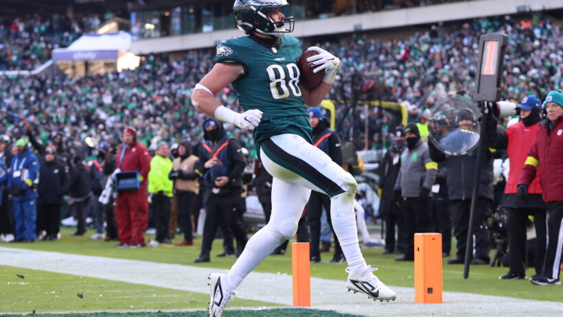 Dallas Goedert scores a touchdown