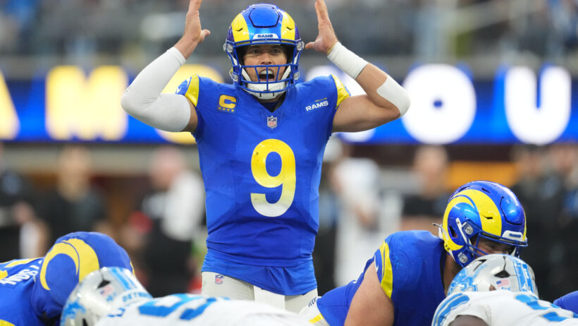 Matthew Stafford gesturing at line of scrimmage