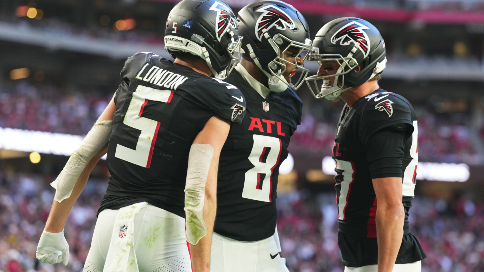 Atlanta Falcons tight end Kyle Pitts Sr celebrating a TD with teammates