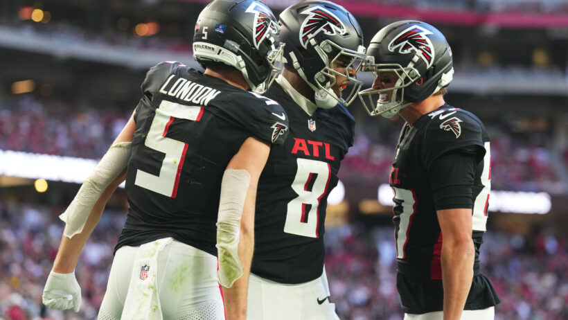 Atlanta Falcons tight end Kyle Pitts Sr celebrating a TD with teammates
