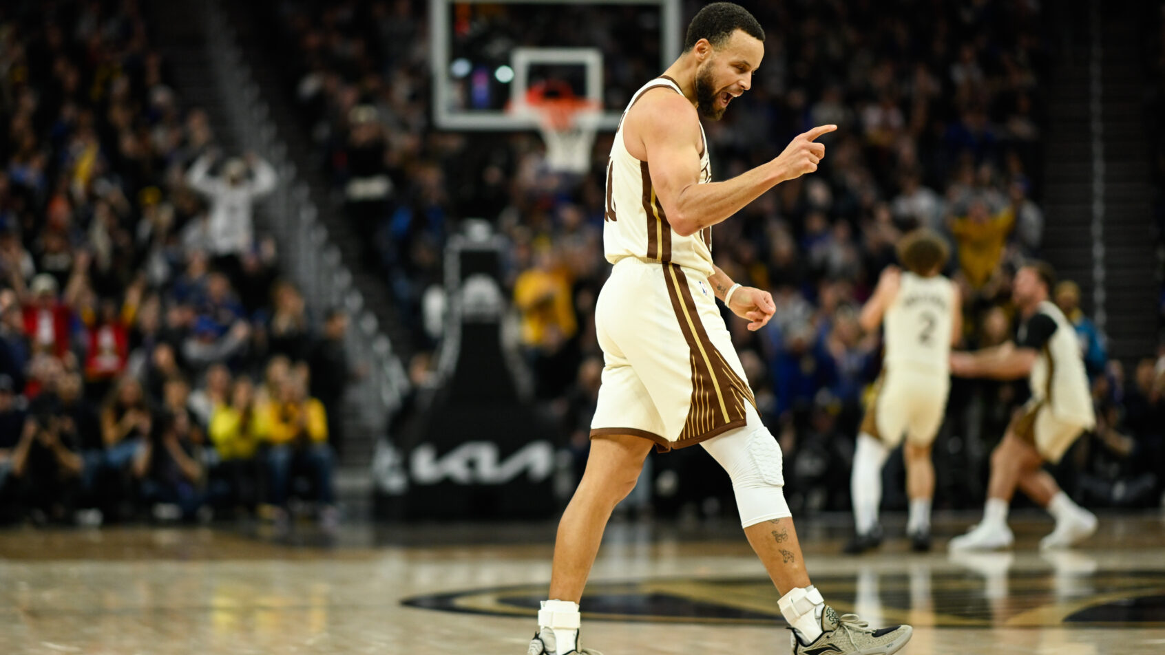 Steph Curry pointing