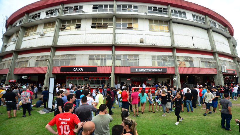 TORCEDOR-DO-INTERNACIONAL-EM-EVENTO-DO-UFC-NO-GINASIO-GIGANTINHO-AO-LADO-DO-ESTADIO-BEIRA-RIO