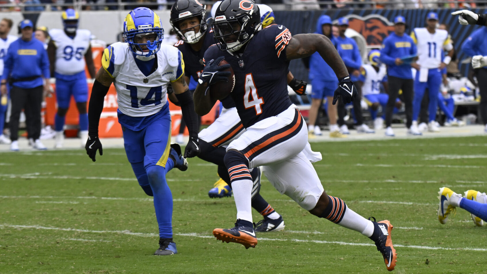 Chicago Bears running back D'Andre Swift runs towards the end zone