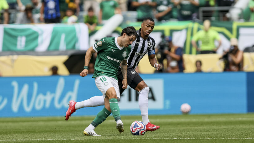 Marlon Freitas, contratado pelo Palmeiras, com a camisa do Botafogo, ex-clube, marcando Maurício no Mundial de Clubes da FIFA 2025