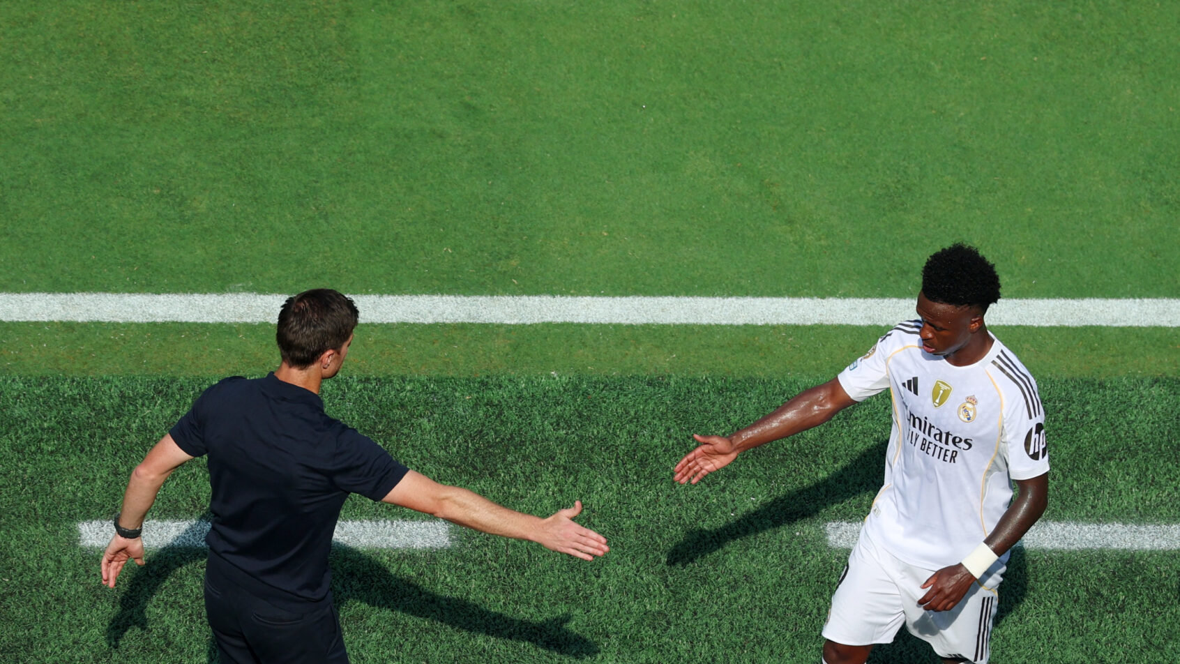 VINICIUS-JUNIOR-E-XABI-ALONSO-DO-REAL-MADRID-SE-CUMPRIMENTAM-DURANTE-SEMIFINAL-DO-MUNDIAL-DE-CLUBES-DA-FIFA-EM-PARTIDA-CONTRA-O-PSG