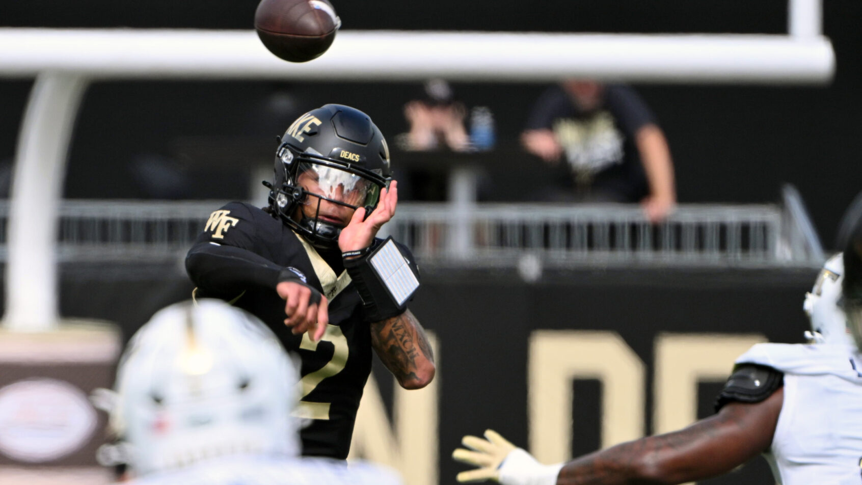 Robby Ashford throwing pass