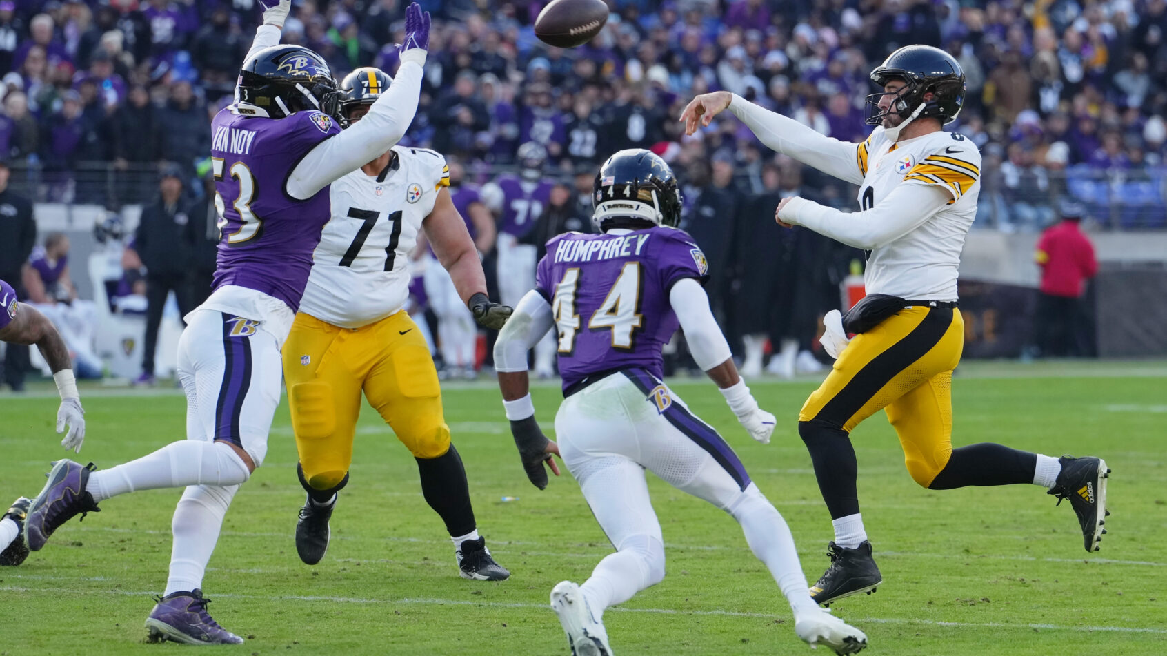 Pittsburgh Steelers quarterback Aaron Rodgers throws a pass against the Baltimore Ravens