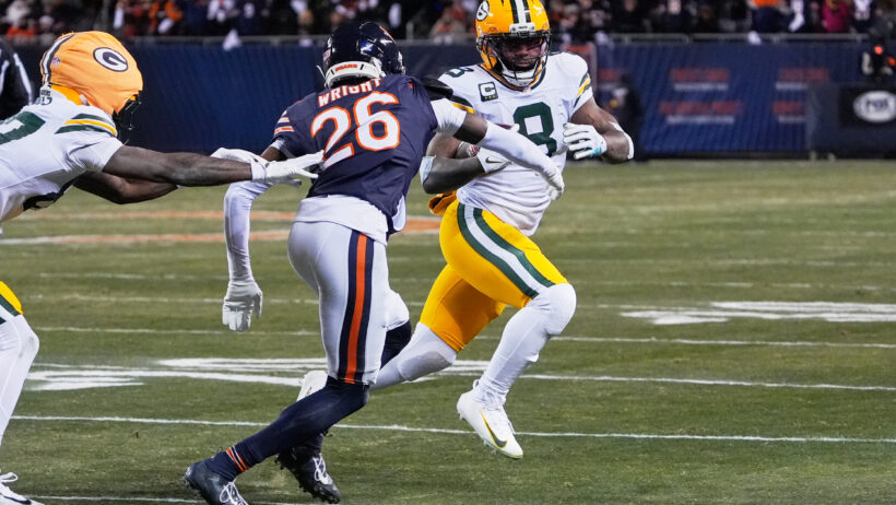 Josh Jacobs trying to run around a Bears defender