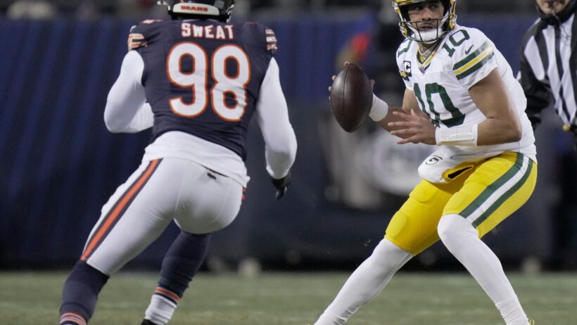 Chicago Bears defensive end Montez Sweat rushes Green Bay Packers quarterback Jordan Love