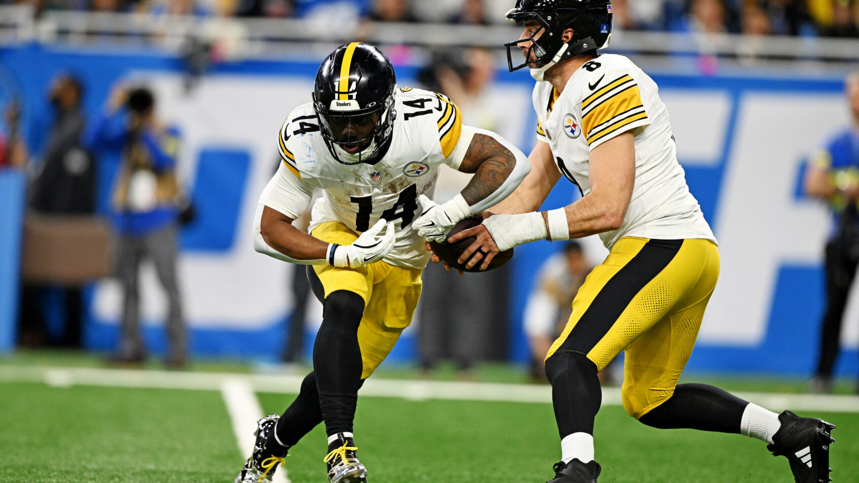 Aaron Rodgers and Kenneth Gainwell in the backfield