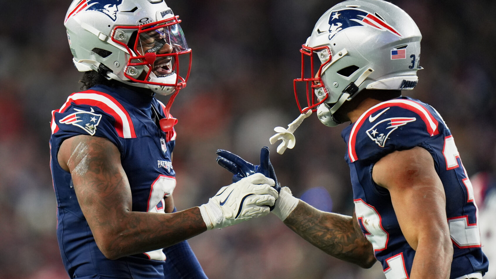 STEFON-DIGGS-E-TREVEYON-HENDERSON-JOGADORES-DA-NFL-DO-NEW-ENGLAND-PATRIOTS-EM-VITORIA-CONTRA-MIAMI-DOLPHINS