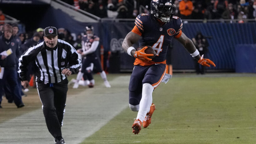 D'Andre Swift running down the sideline