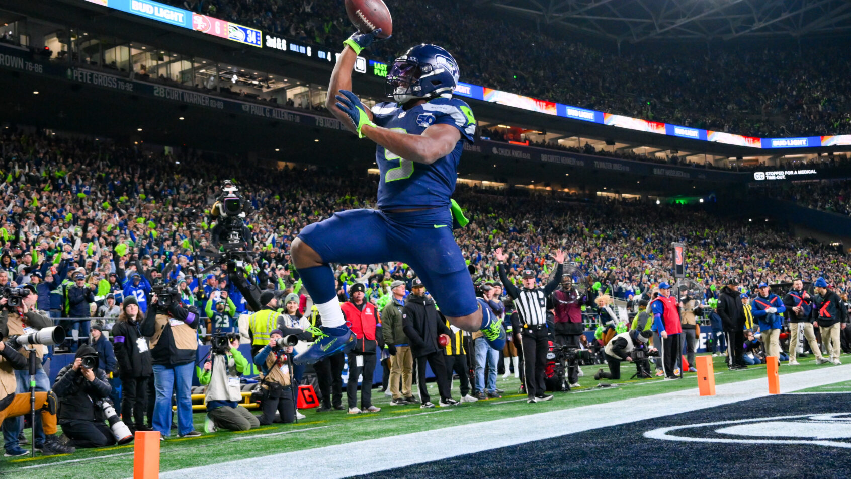 KENNETH-WALKER-III-MARCANDO-TOUCHDOWN-PARA-SEATTLE-SEAHAWKS-CONTRA-SAN-FRANCISCO-49ERS-NOS-PLAYOFFS-DA-NFL