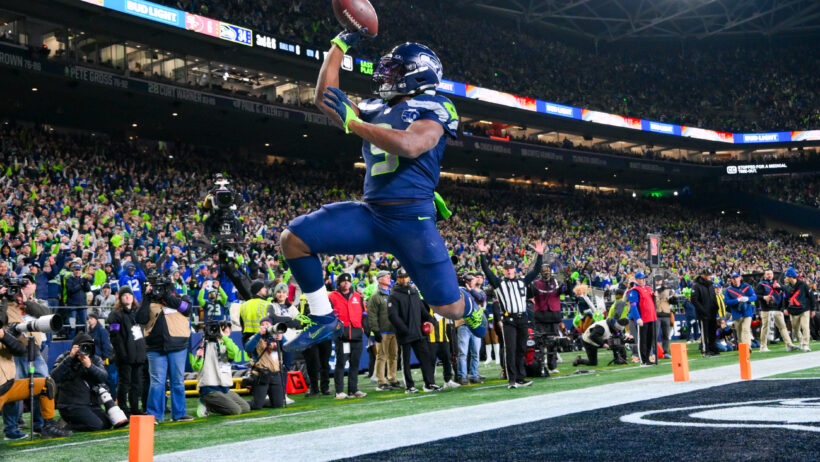 KENNETH-WALKER-III-MARCANDO-TOUCHDOWN-PARA-SEATTLE-SEAHAWKS-CONTRA-SAN-FRANCISCO-49ERS-NOS-PLAYOFFS-DA-NFL