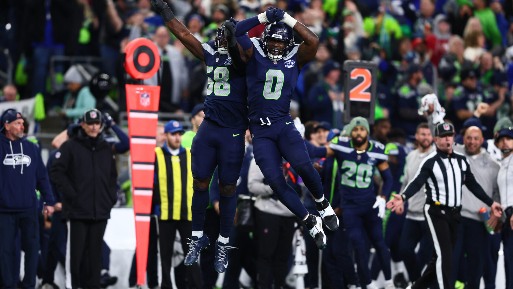 DERICK-HALL-DEMARCUS-LAWRENCE-COMEMORAM-SACK-CONTRA-O-QUARTERBACK-DO-SAN-FRANCISCO-49ERS-DURANTE-O-ATROPELO-DO-SEATTLE-SEAHAWKS-NOS-PLAYOFFS-DA-NFL-2026