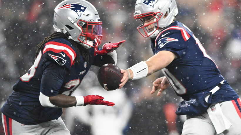 RHAMONDRE-STEVENSON-E-DRAKE-MAYE-JOGADORES-DO-NEW-ENGLAND-PATRIOTS-CONTRA-OS-TEXANS-NOS-PLAYOFFS-DA-NFL