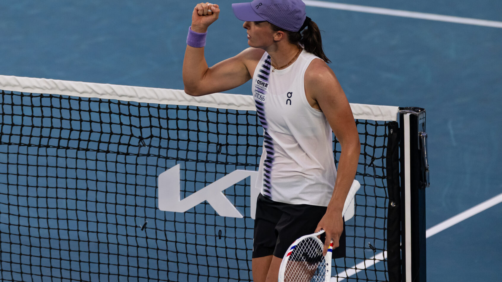 Iga Swiatek celebrating on the court