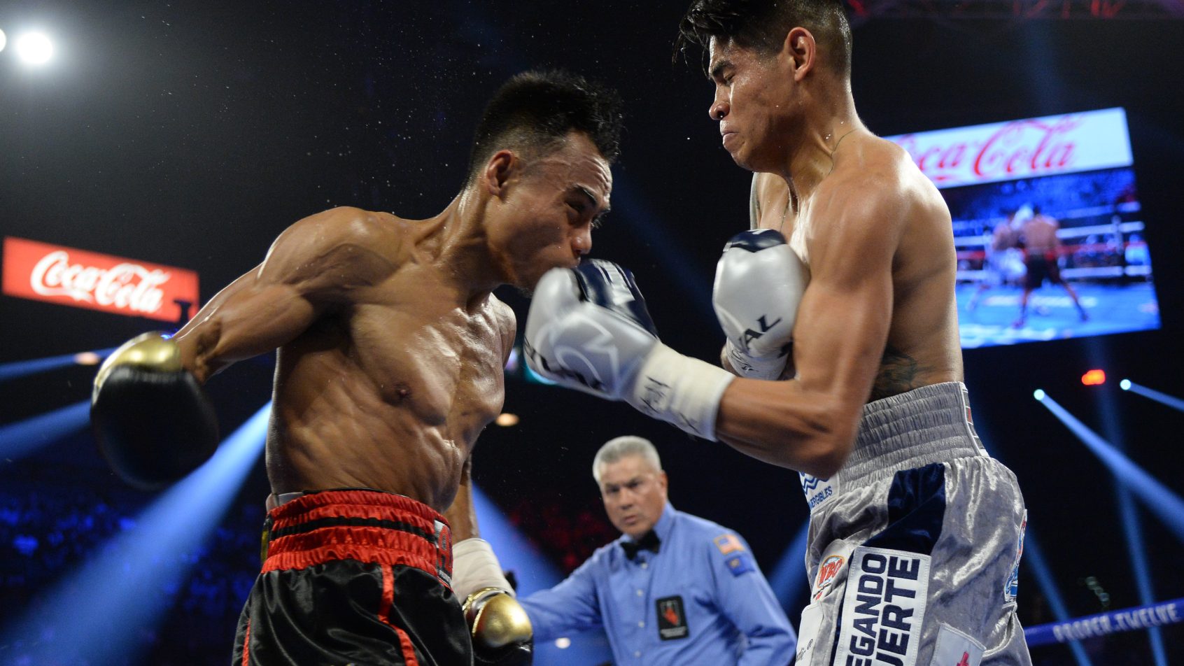 Emanuel Navarrete smacks Jeo Santisima with a left hand in their 2020 WBO super bantamweight title fight.