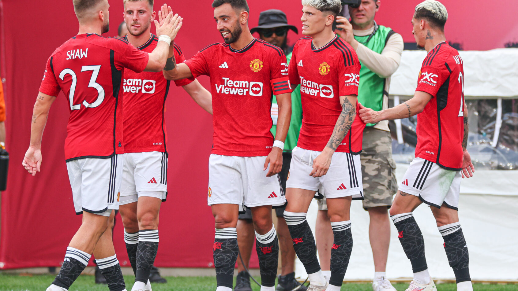 BRUNO-FERNANDES-CELEBRA-GOL-COM-SEUS-COMPANHEIROS-DO-MANCHESTER-UNITED-DURANTE-AMISTOSO-CONTRA-O-ARSENAL