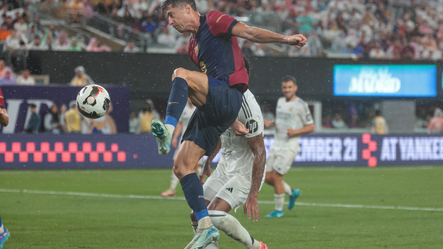 ROBERT-LEWANDOWSKI-JOGADOR-DO-BARCELONA-AMISTOSO-CONTRA-REAL-MADRID