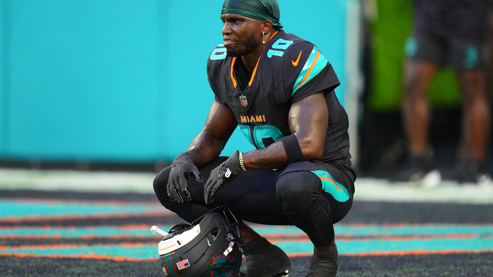 Miami Dolphins wide receiver Tyreek Hill warming up