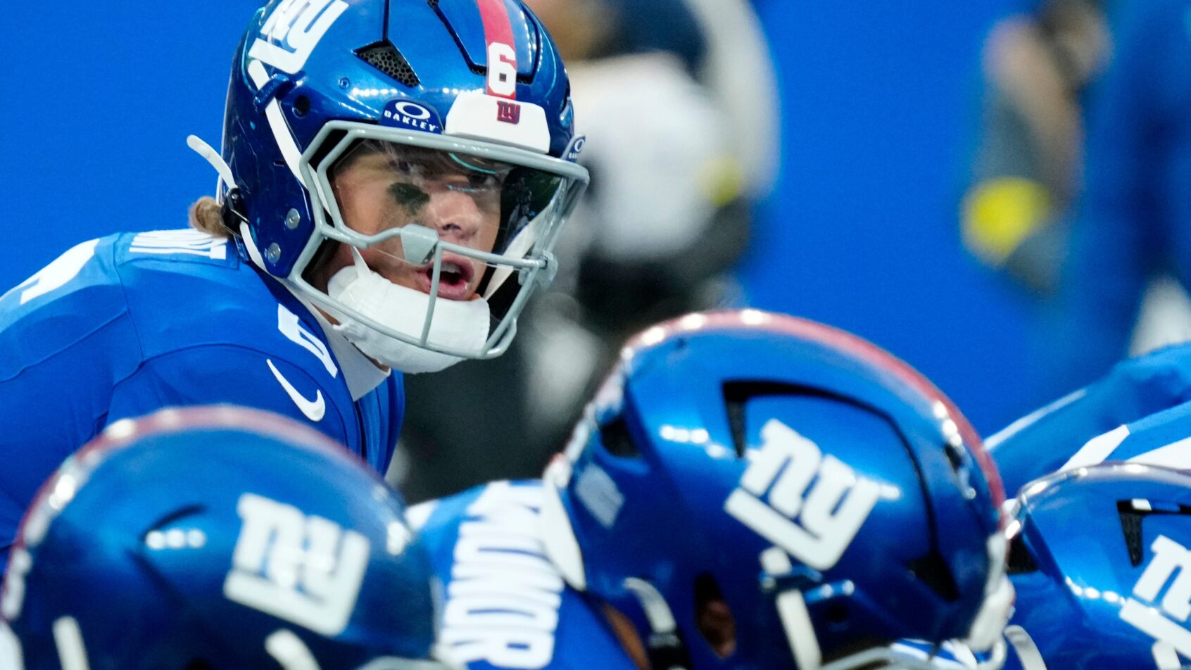 New York Giants quarterback Jaxson Dart under center