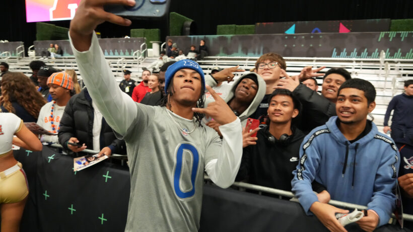 Jahmyr Gibbs poses for a selfie with fans at the Pro Bowl practice.