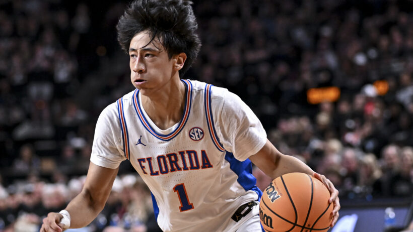 Xaivian Lee dribbling ball