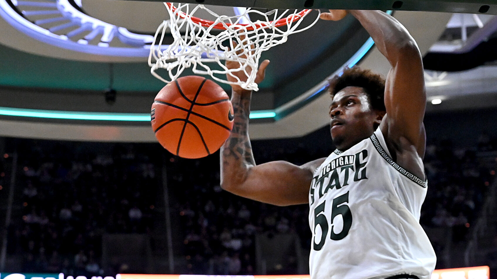 Michigan State Spartans forward Coen Carr dunking