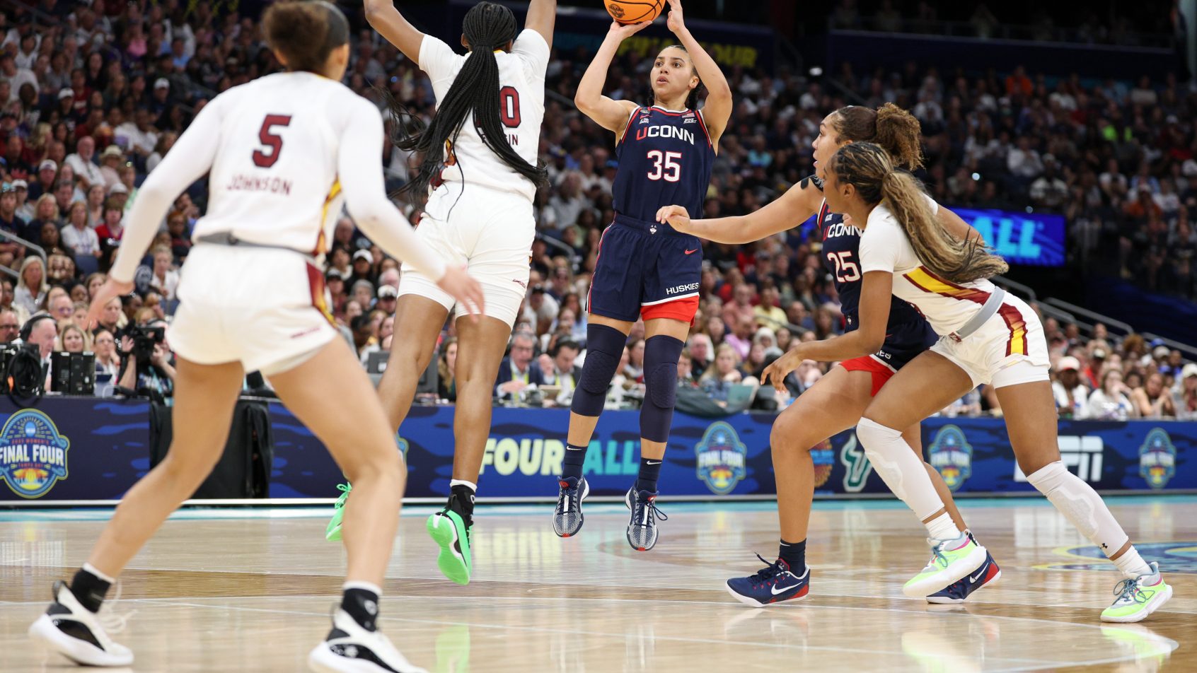 Huskies guard Azzi Fudd shooting a jumper