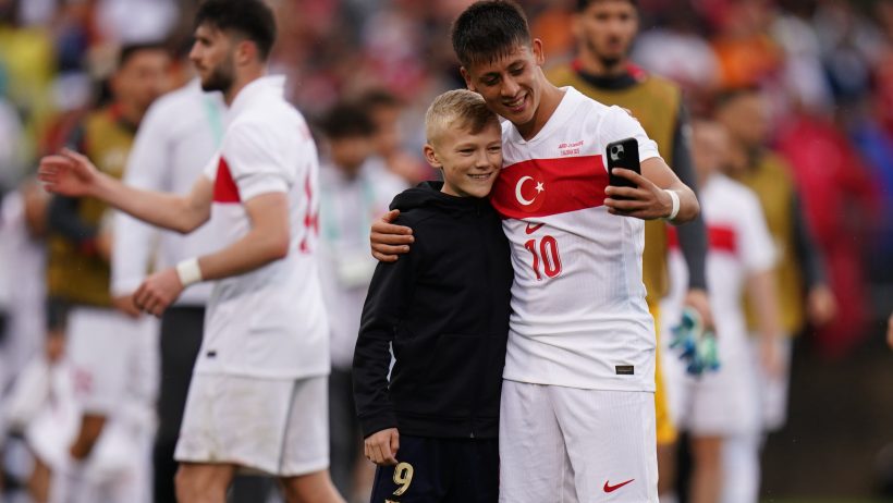 ARDA-GULER-MEIO-CAMPISTA-DA-SELECAO-DA-TURQUIA