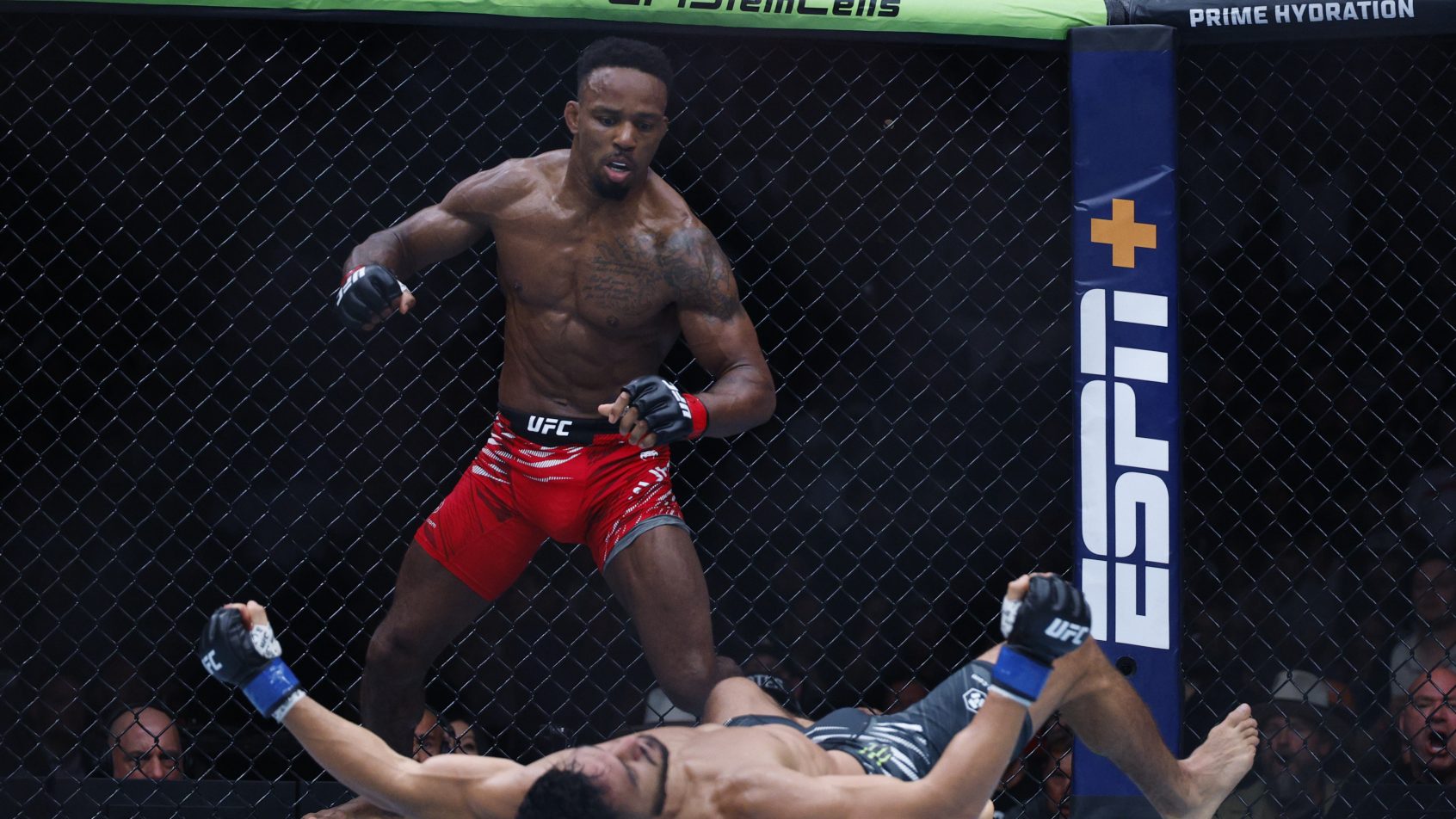 Lerone Murphy fights Aaron Pico during UFC 319 at United Center.