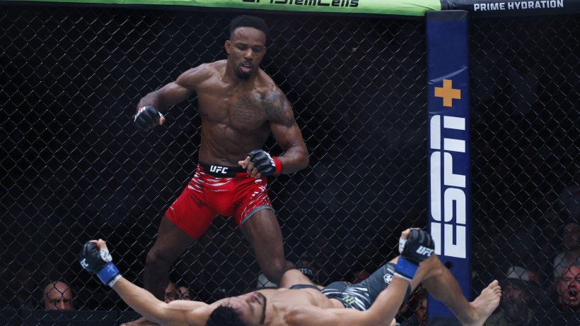 Lerone Murphy fights Aaron Pico during UFC 319 at United Center.