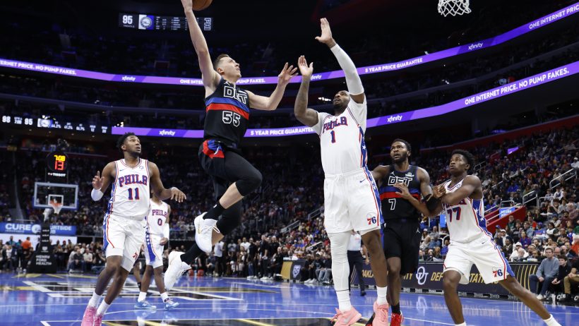 Duncan Robinson going for a layup