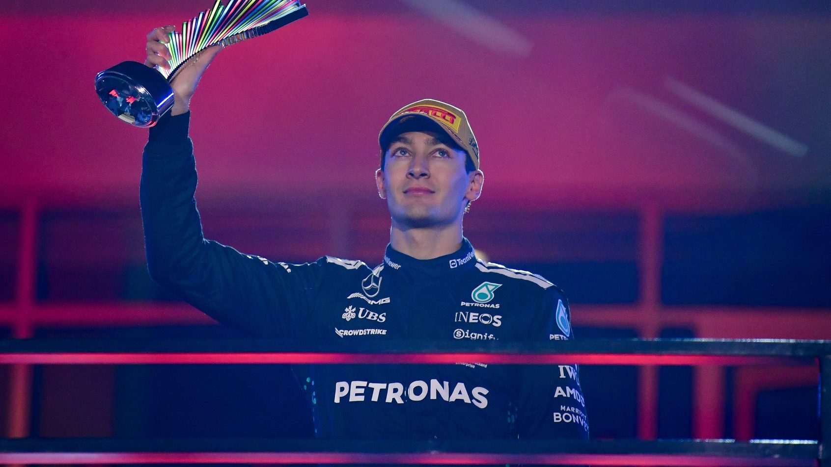 GEORGE-RUSSELL-PILOTO-FORMULA-1-MERCEDES-CELEBRA-PODIO-LAS-VEGAS-GP