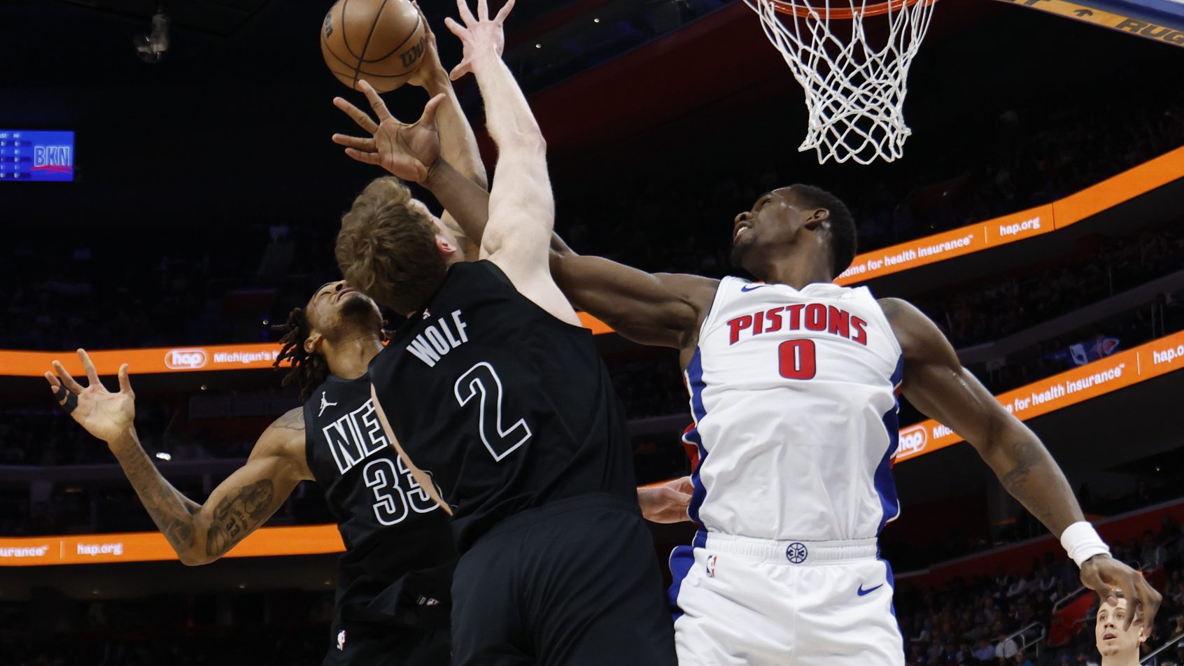 JALEN-DUREN-DETROIT-PISTONS-DISPUTA-REBOTE-NBA-CONTRA-NIC-CLAXTON-DANNY-WOLF-BROOKLYN-NETS