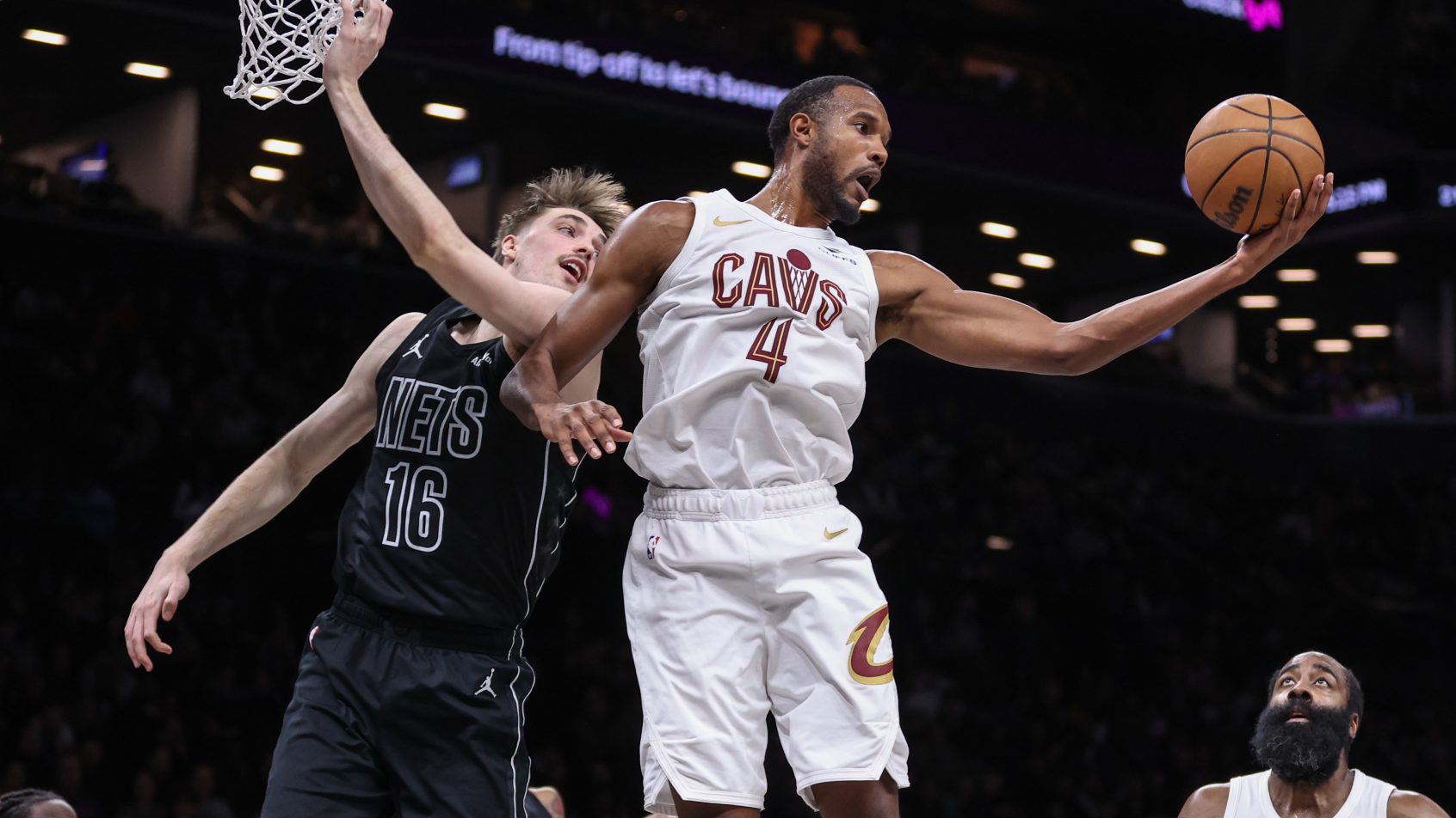 Evan Mobley grabs rebound