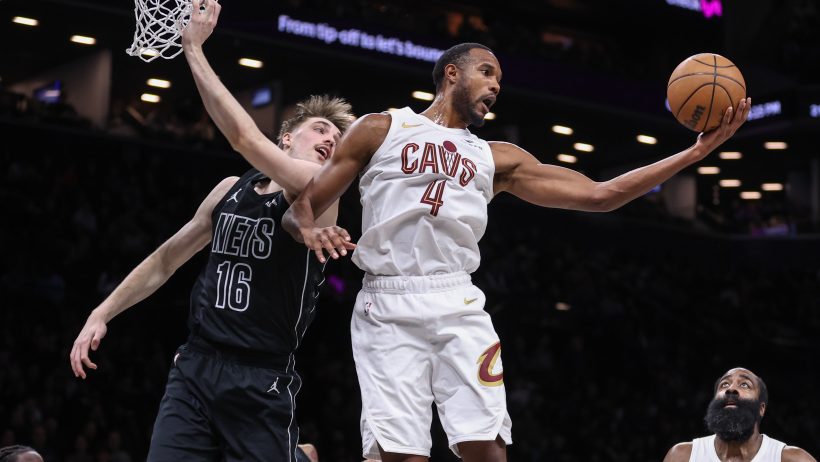 Evan Mobley grabs rebound
