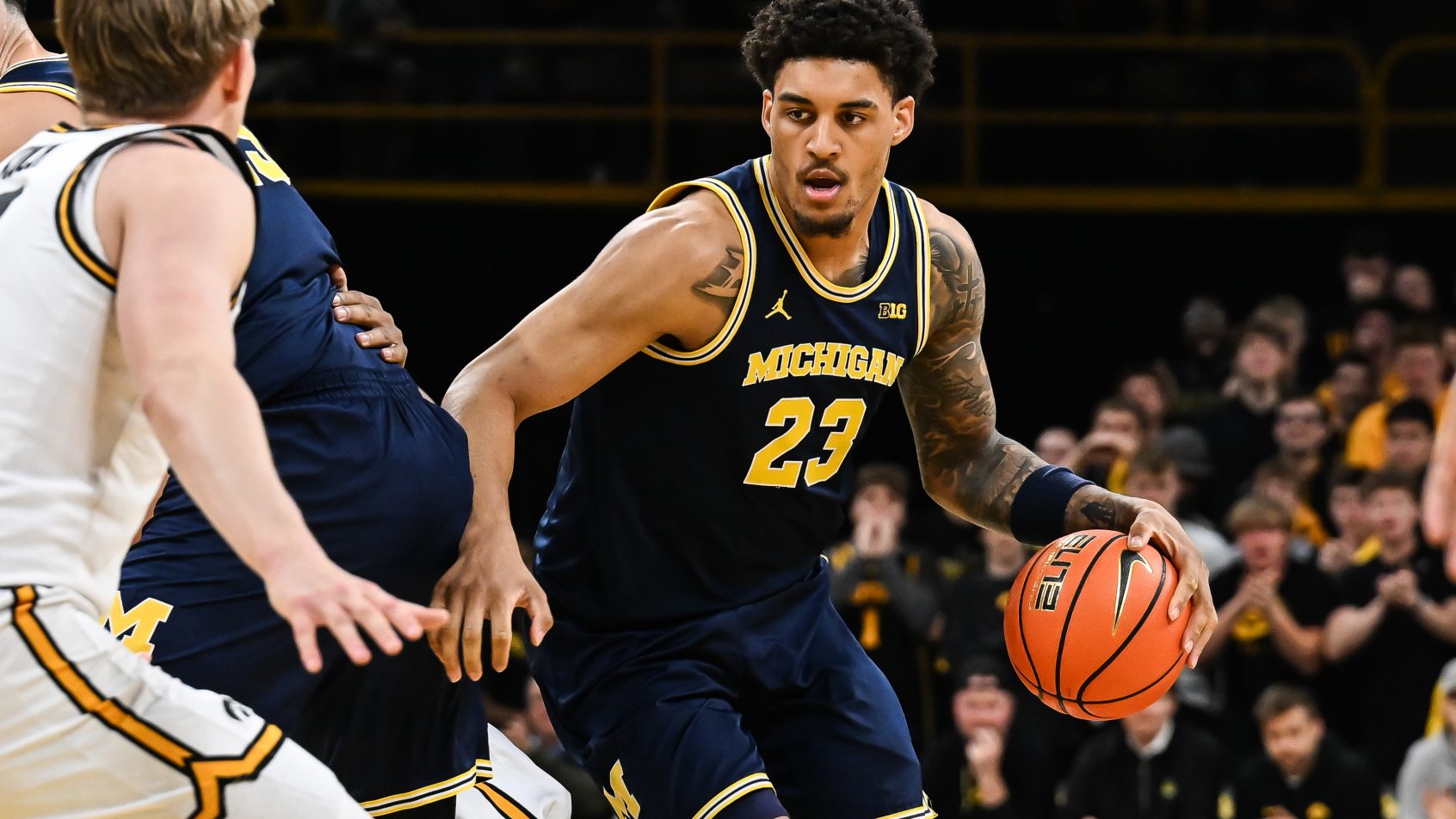 Michigan Wolverines forward Yaxel Lendeborg dribbles around a pick