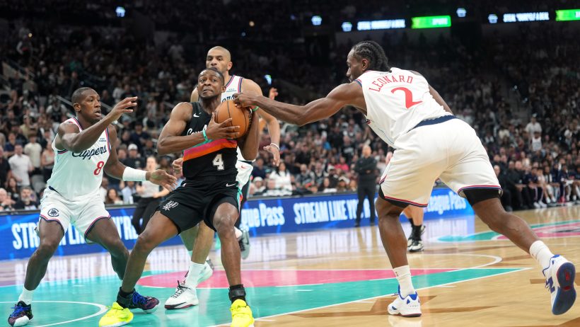 De’Aaron Fox trying to score on Kawhi Leonard.