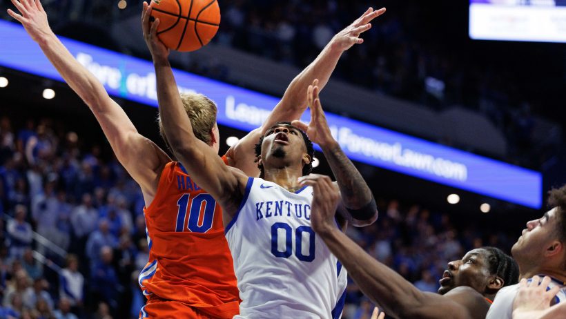 Kentucky Wildcats guard Otega Oweh goes for a rebound