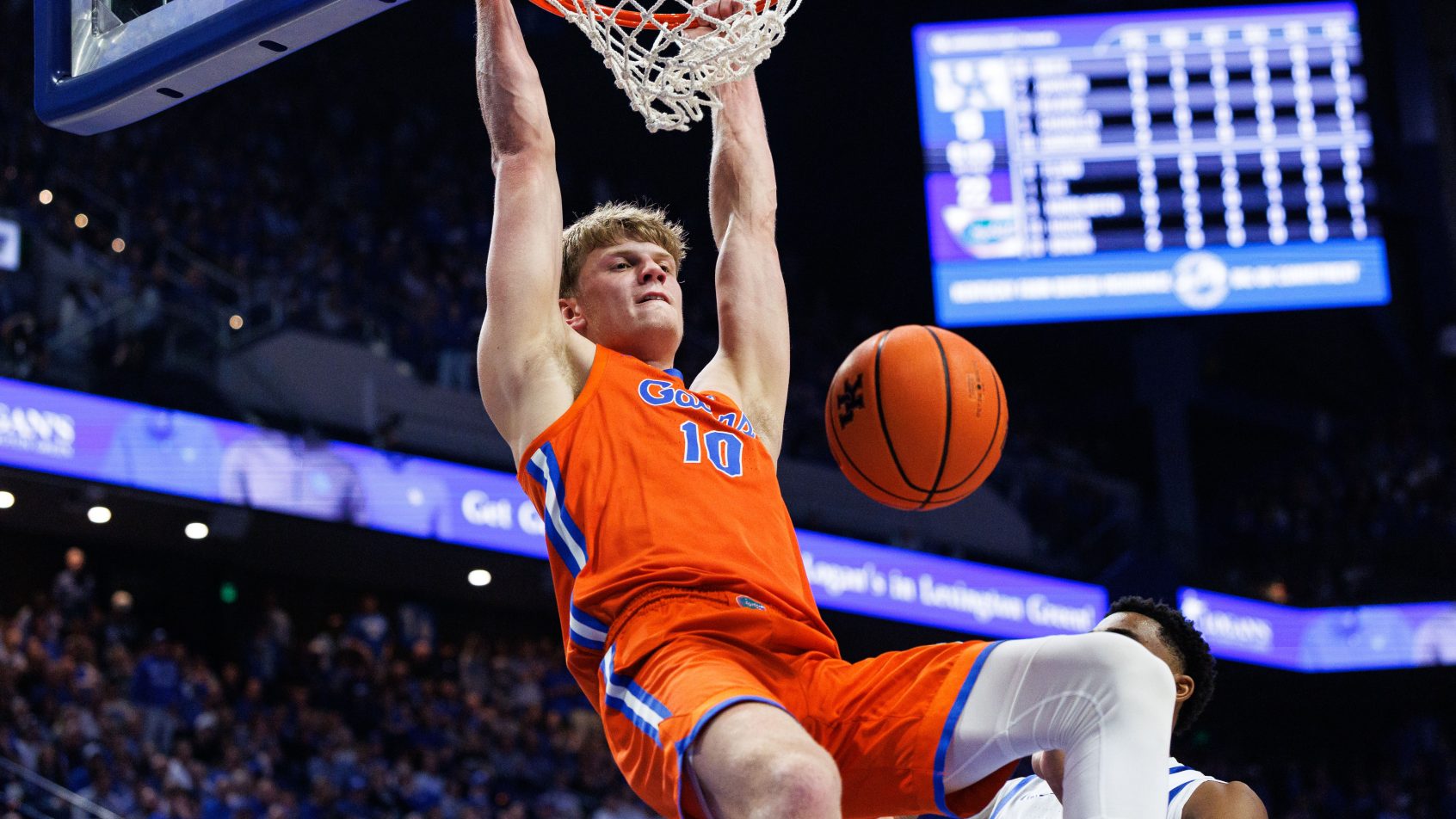 Thomas Haugh dunks the ball during the first half against the Kentucky Wildcats