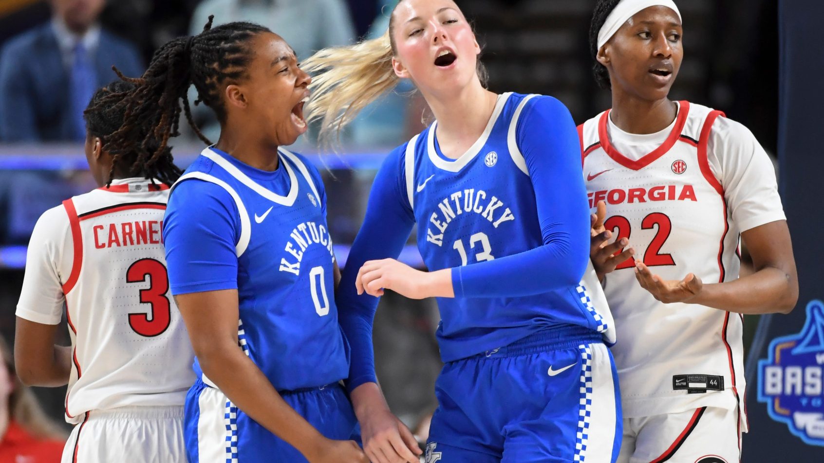 Kentucky Wildcats forward Jordan Obic and center Clara Strack on the court