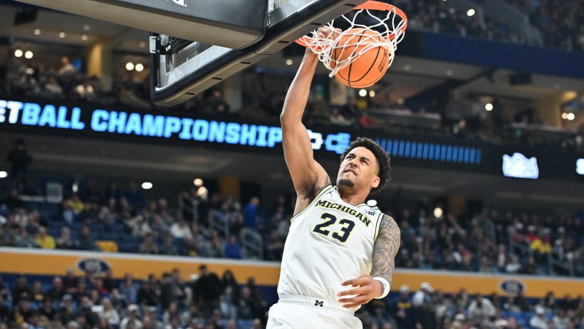 Michigan Wolverines forward Yaxel Lendeborg dunking