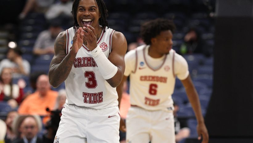 Alabama Crimson Tide guard Latrell Wrightsell Jr clapping