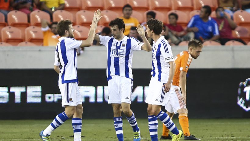 MIKEL-OYARZABAL-CELEBRANDO-COM-SEUS-COMPANHEIROS-DA-REAL-SOCIEDAD-EM-AMISTOSO-CONTRA-HOUSTON-DYNAMO